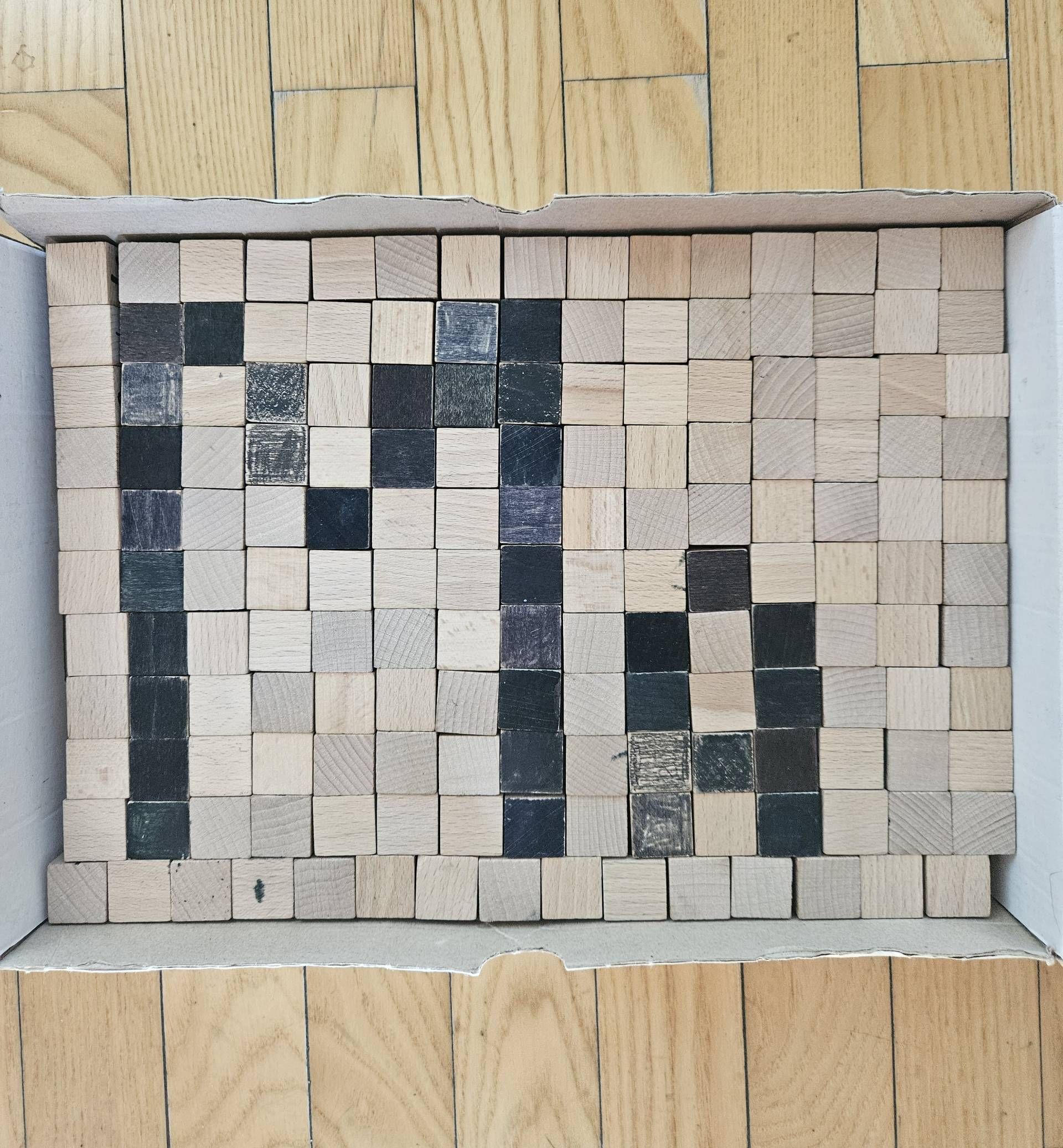 Die Initialen "MA" - dargestellt mit 164 "Pixel".